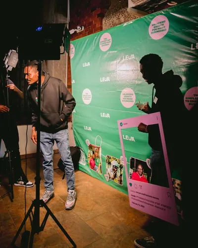 A visitor at a Leja event backdrop